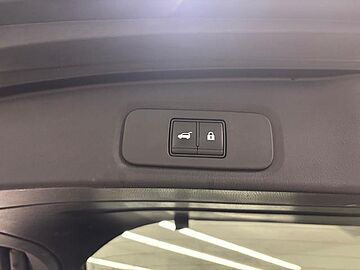 Nissan Qashqai DIG-T 140 mHEV Tekna 4x2 103 kW (140 CV) Katana Grey con Techo Midnight Black (metalizado)
