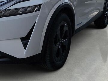 Nissan Qashqai E-POWER Black Edition 140 kW (190 CV) Lunar White con Techo Midnight Black (metalizado)