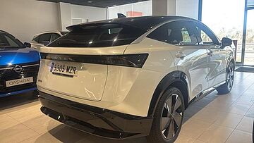 Nissan Ariya 87 kWh 4x2 Engage 178 kW (242 CV) FUJI WHITE + NINJA BLACK